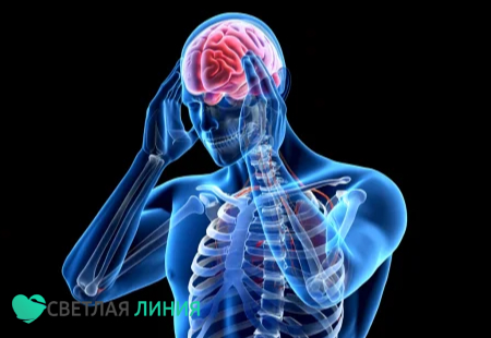 Человек держится за голову